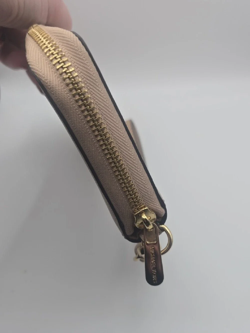Michael Kors Beige Nude Saffiano Wristlet/Phone Holder W/ Gold Hardware (EUC)✨️